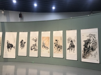 內(nèi)蒙古通俗文藝研究會(huì)第四屆會(huì)員書(shū)畫(huà)作品展在呼和浩特舉行 文化經(jīng)紀(jì)人服務(wù)的推動(dòng)作用